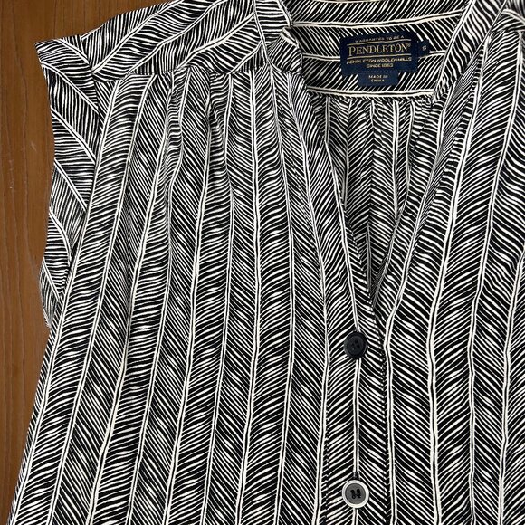 Women's Pendleton 100% Silk S Flowy Sleeveless Blouse Black and White Pattern - Picture 3 of 5